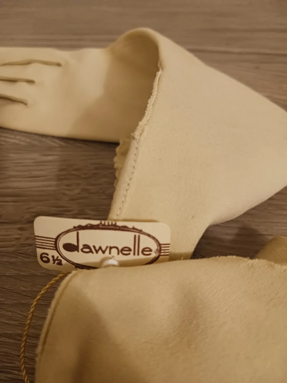 Women's  Dress Gloves Soft Beige/Nude Size 6 1/2 Embroidered Knot Accent